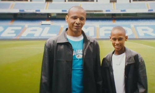 Neymar kecil bersama ayahnya berpose di Stadion Santiago Bernabeu