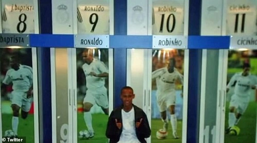 Neymar remaja duduk di ruang ganti Real Madrid dengan latar foto Ronaldo dan Robinho