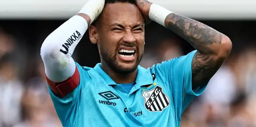 Neymar menunjukkan ekspresi frustasi saat membela Santos