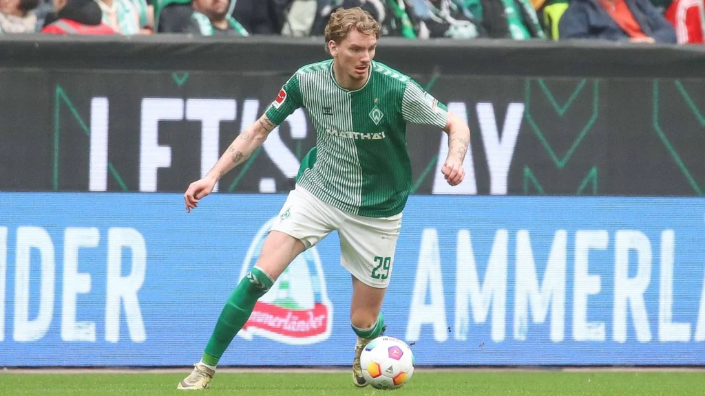 Nick Woltemade menggiring bola saat membela Werder Bremen di pertandingan Bundesliga