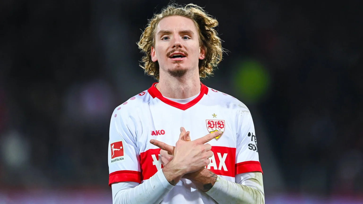 Nick Woltemade melakukan selebrasi khas dengan tangan membentuk simbol saat bermain untuk VfB Stuttgart