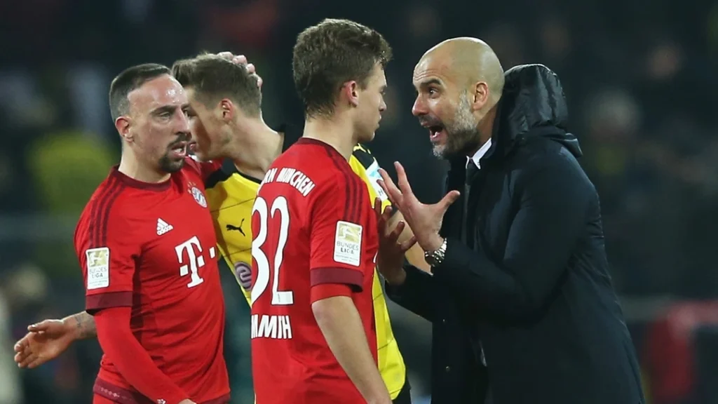 Pep Guardiola memberi instruksi kepada Joshua Kimmich dalam laga Bayern Munchen vs Borussia Dortmund.