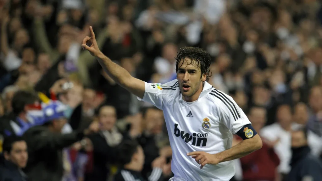Raul Gonzalez melakukan selebrasi gol saat membela Real Madrid