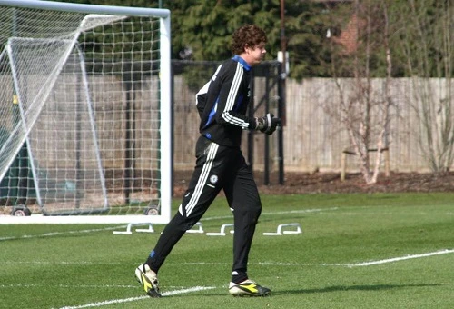 Ricardo Prasel berlatih sebagai kiper muda bersama tim utama Chelsea.