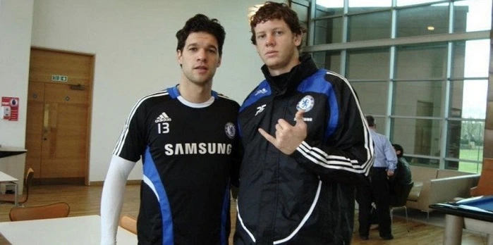 Ricardo Prasel berfoto bersama Michael Ballack di pusat latihan Chelsea.