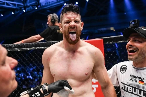 Ricardo Prasel melakukan selebrasi usai kemenangan di ajang MMA.