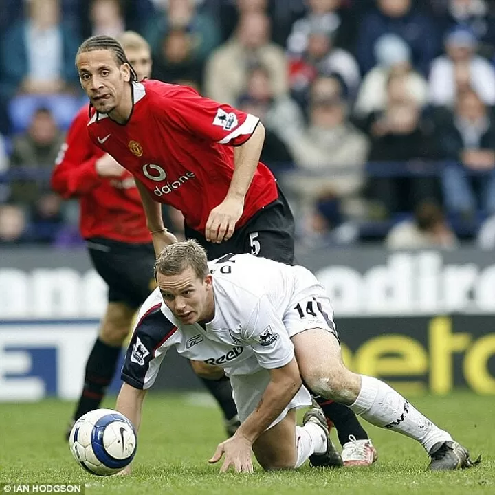 Rio Ferdinand menghadapi Kevin Davies dalam laga Premier League antara Manchester United dan Bolton Wanderers