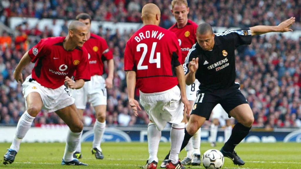 Rio Ferdinand berduel dengan Ronaldo Nazario saat Manchester United melawan Real Madrid di Liga Champions 2003