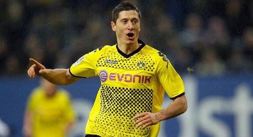Robert Lewandowski saat masih bermain di Borussia Dortmund, sempat hampir pindah ke Manchester United