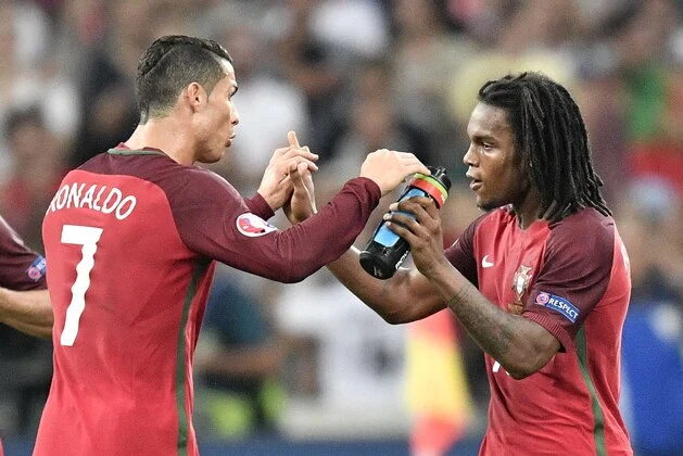 Cristiano Ronaldo memberikan semangat kepada Renato Sanches di Euro 2016, momen puncak karier sang Golden Boy 2016.