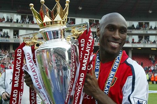 Sol Campbell mengangkat trofi Premier League saat masih di Arsenal.