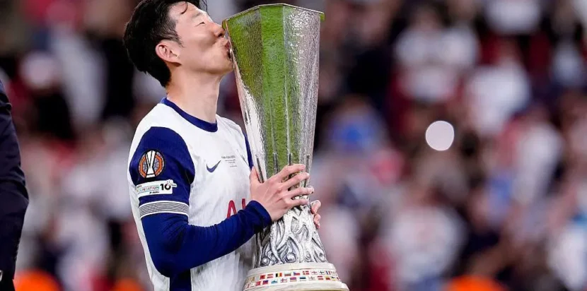 Son Heung-min mencium trofi juara Europa League bersama Tottenham Hotspur