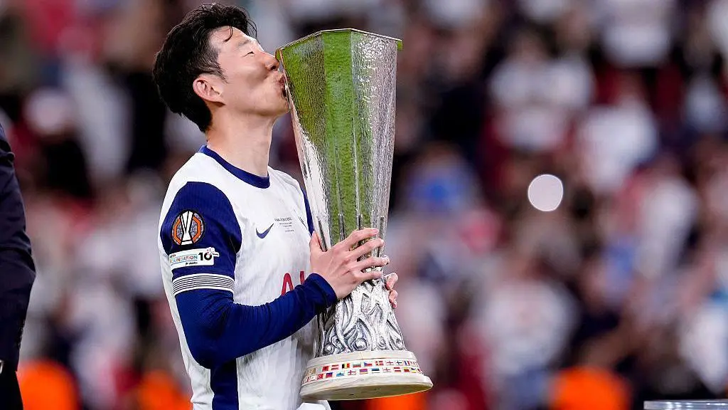 Son Heung-min mencium trofi juara Europa League bersama Tottenham Hotspur