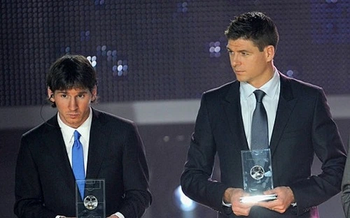 Steven Gerrard dan Lionel Messi menerima penghargaan FIFA