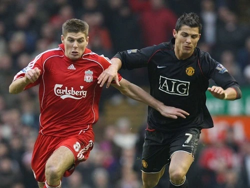 Steven Gerrard berduel dengan Cristiano Ronaldo di laga Liverpool vs Manchester United