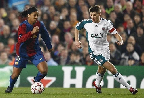 Steven Gerrard berhadapan dengan Ronaldinho saat Barcelona melawan Liverpool