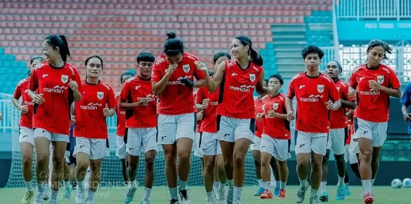 Pemain Timnas Putri Indonesia menjalani latihan jelang ASEAN Women's Championship 2025