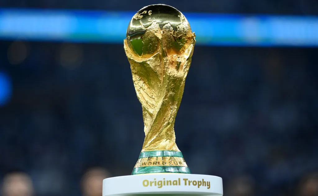 Trofi asli Piala Dunia FIFA berbahan emas 18 karat
