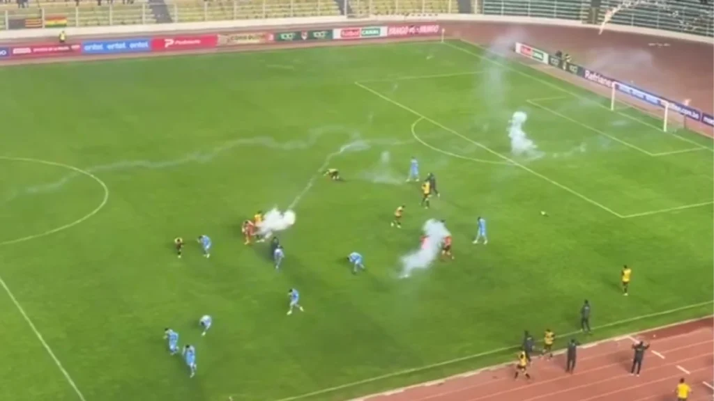 Pendukung ultras The Strongest melepaskan kembang api di tribun stadion Hernando Siles.