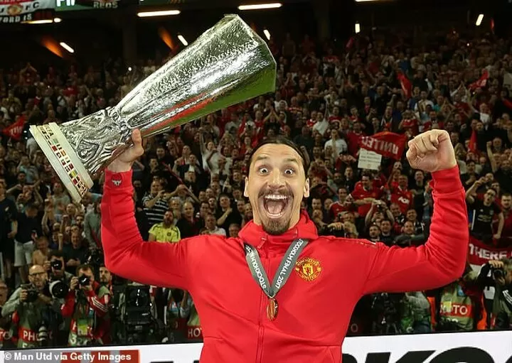 Zlatan Ibrahimovic girang mengangkat trofi Liga Europa bersama Manchester United.