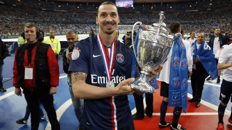 Zlatan Ibrahimovic merayakan gelar juara bersama PSG dengan mengangkat trofi.
