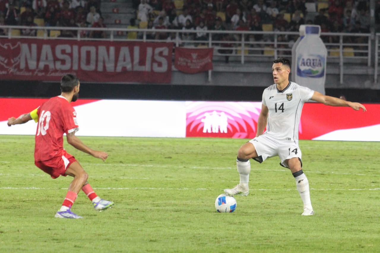 Joey Pelupessy beraksi saat melawan Lebanon.