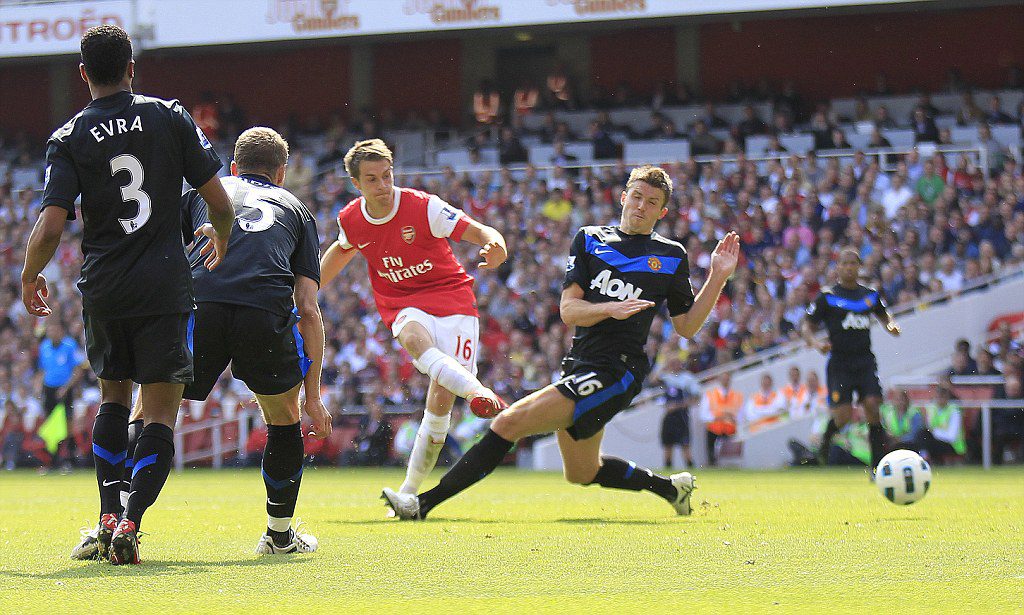 Aaron Ramsey melepaskan tendangan saat Arsenal menghadapi Manchester United di Premier League.