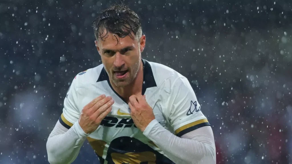 Aaron Ramsey merayakan gol bersama Pumas UNAM melawan Atlas di Liga MX 2025, momen yang dikaitkan dengan kutukan gol Ramsey.