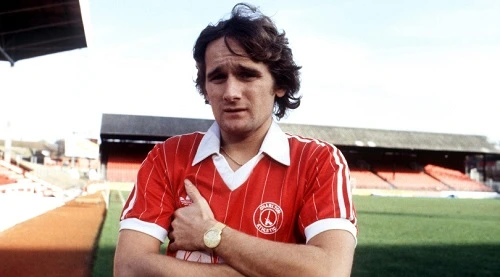 Allan Simonsen mengenakan jersey Charlton Athletic di lapangan