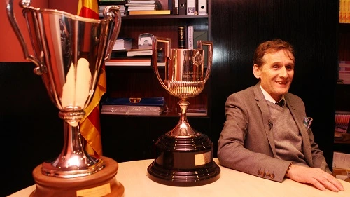 Allan Simonsen berpose dengan trofi piala saat mengenang kariernya di Barcelona