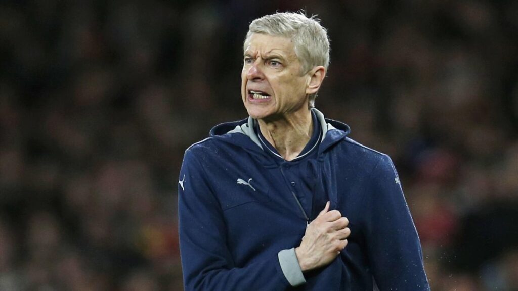 Arsene Wenger menunjukkan ekspresi marah saat memprotes keputusan wasit.