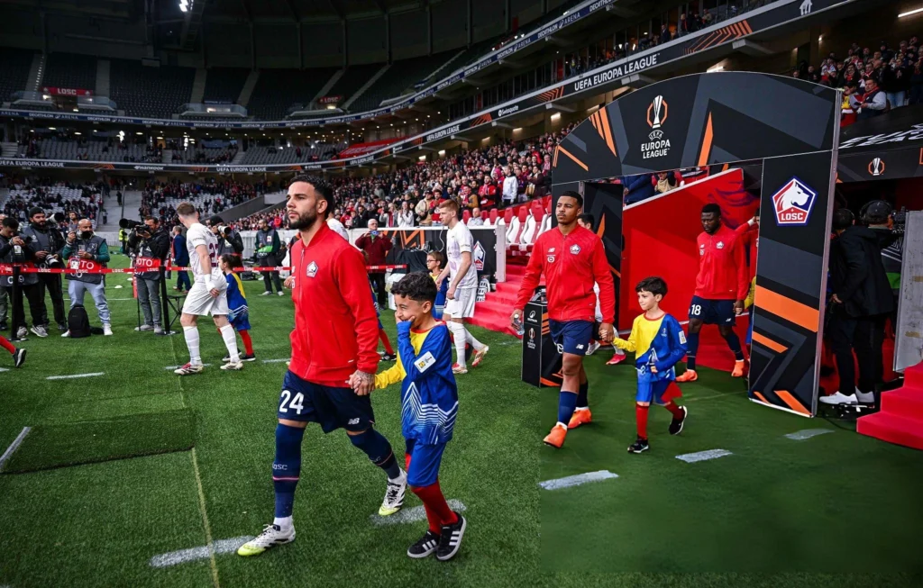 Calvin Verdonk walking with teammates before Lille Europa League 2025/26 match