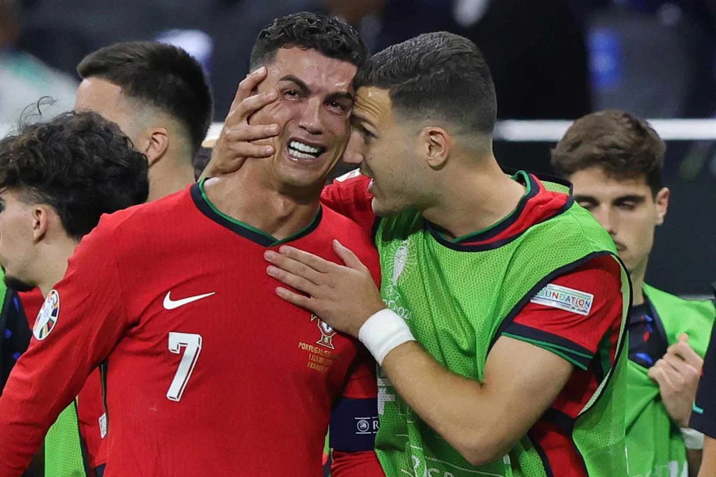 Cristiano Ronaldo menangis usai laga bersama timnas Portugal.