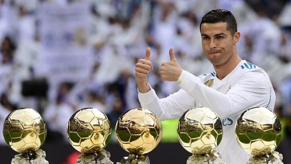 Cristiano Ronaldo berpose dengan lima trofi Ballon d’Or
