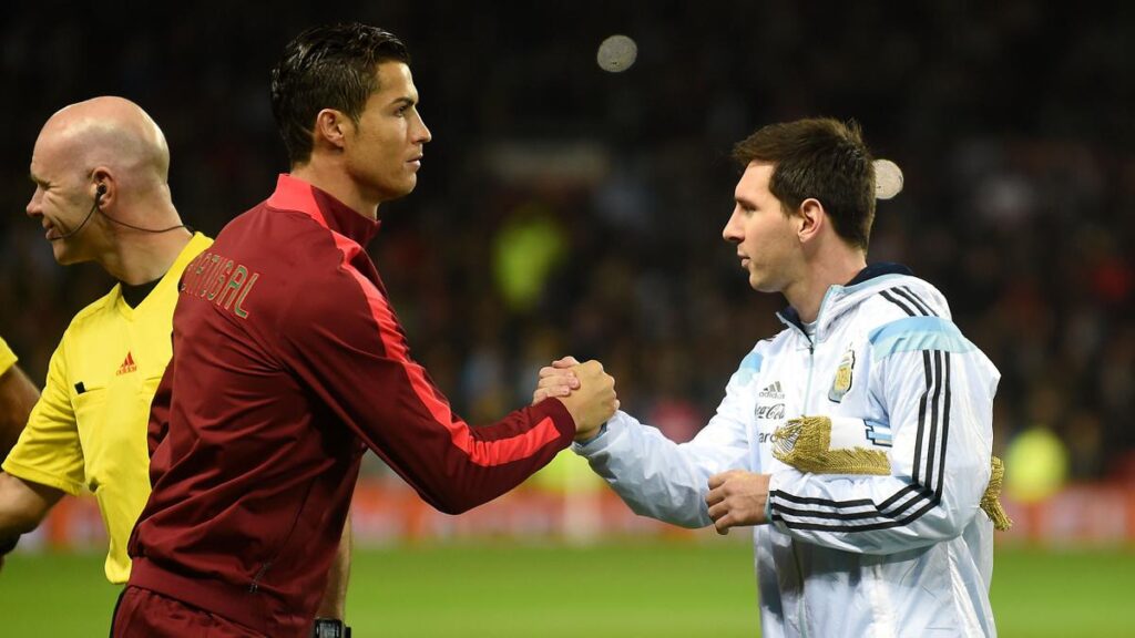 Cristiano Ronaldo dan Lionel Messi berjabat tangan sebelum pertandingan