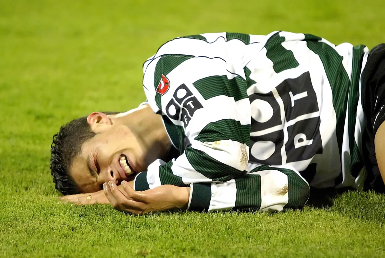 cristiano-ronaldo-muda-menangis-sporting Cristiano Ronaldo muda terbaring kesakitan saat bermain untuk Sporting