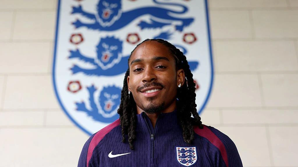 Djed Spence tersenyum dengan jersey Timnas Inggris, siap mencatat sejarah sebagai Muslim pertama