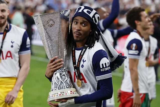 Djed Spence mengangkat trofi Liga Europa bersama Tottenham Hotspur