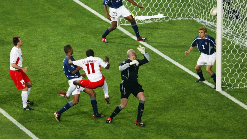Emmanuel Olisadebe beraksi di kotak penalti saat membela Timnas Polandia.