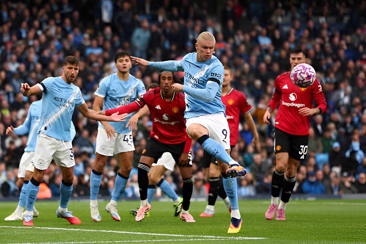 Erling Haaland mencetak gol untuk Manchester City ke gawang Manchester United di Premier League.
