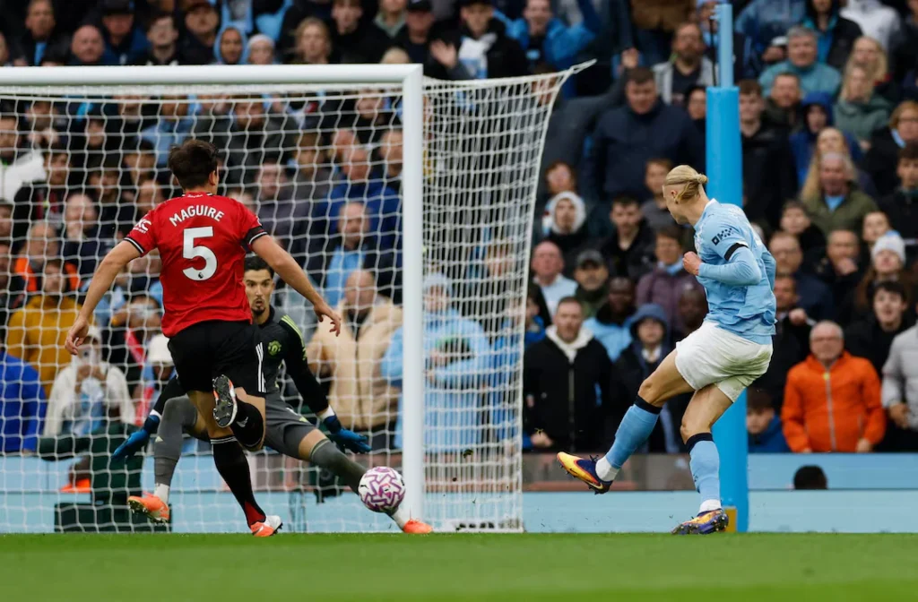 Erling Haaland mencetak gol untuk Manchester City ke gawang Manchester United di Derby Manchester 2025.