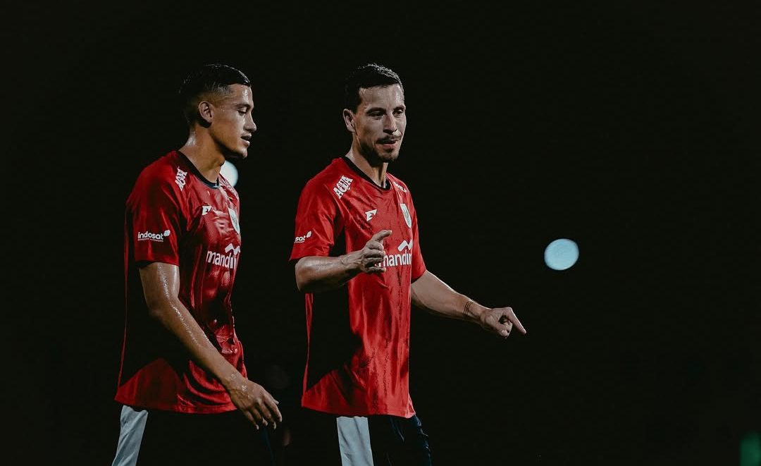 Jay Idzes dan Thpm Haye saat sesi latihan sebelum melawan Lebanon.