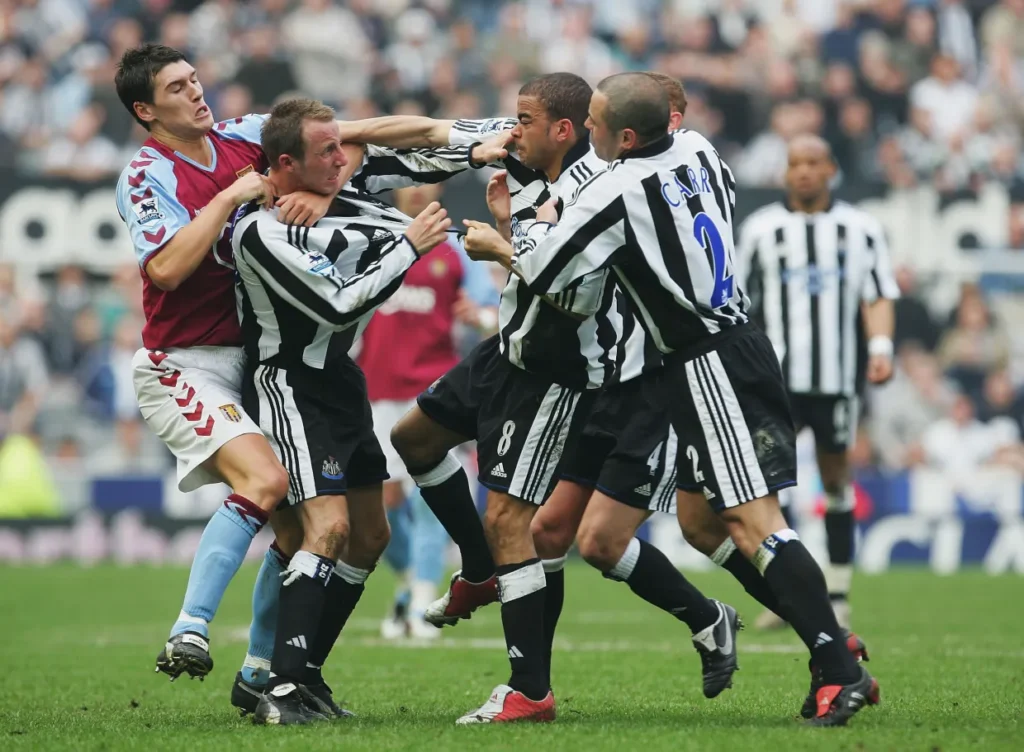 Kieron Dyer dan Lee Bowyer berkelahi di lapangan hingga sama-sama dikartu merah