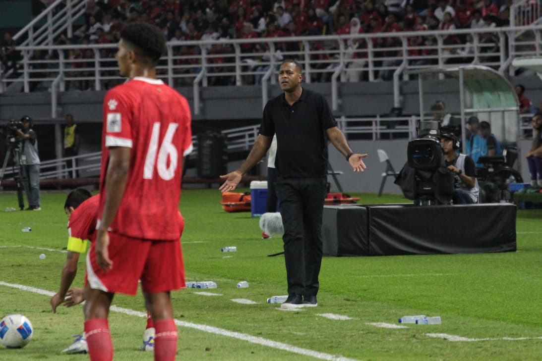 Pelatih Timnas Indonesia Patrick Kluivert memberi instruksi di pinggir lapangan saat laga uji coba melawan Lebanon yang berakhir imbang 0-0 di Stadion GBT.