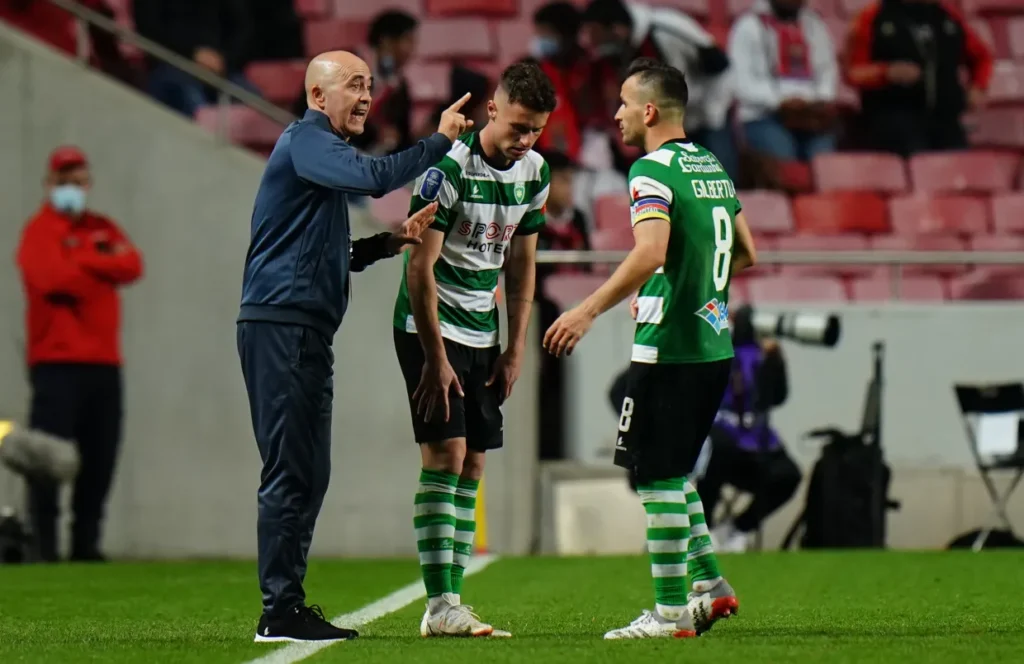 Leonel Pontes memberi instruksi pemain Sporting di pinggir lapangan