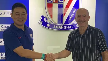 Leonel Pontes berjabat tangan di Shanghai Shenhua