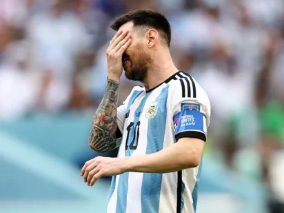 Lionel Messi menutup wajahnya kecewa saat membela Argentina.