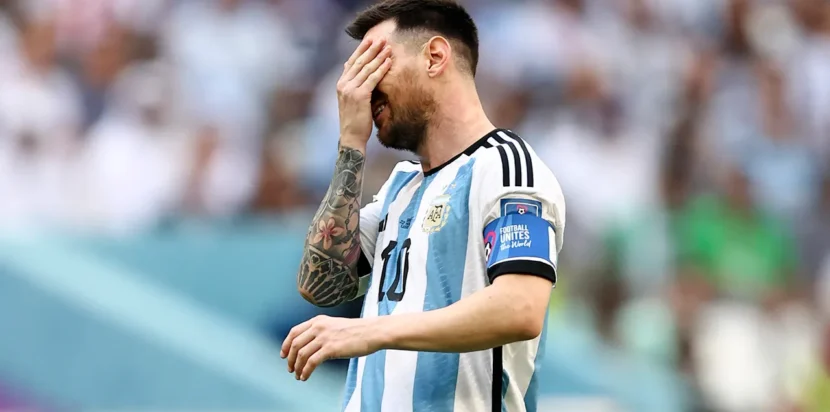 Lionel Messi menutup wajahnya kecewa saat membela Argentina.
