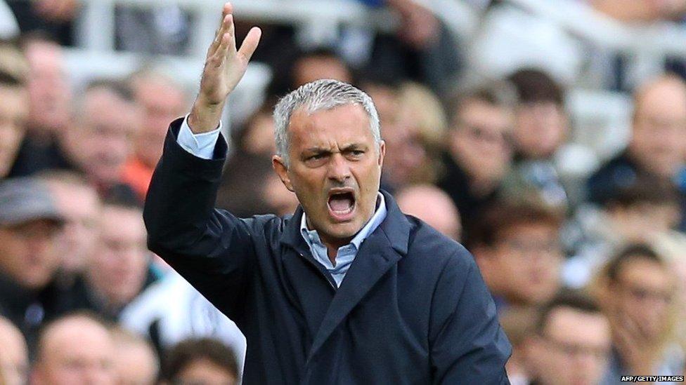 Jose Mourinho berteriak di pinggir lapangan saat pertandingan, ekspresi penuh emosi.