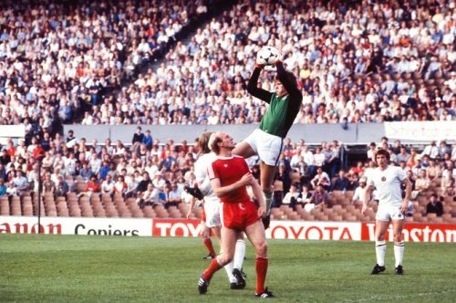 Nigel Spink kiper Aston Villa saat final Piala Eropa 1982 melawan Bayern Munchen